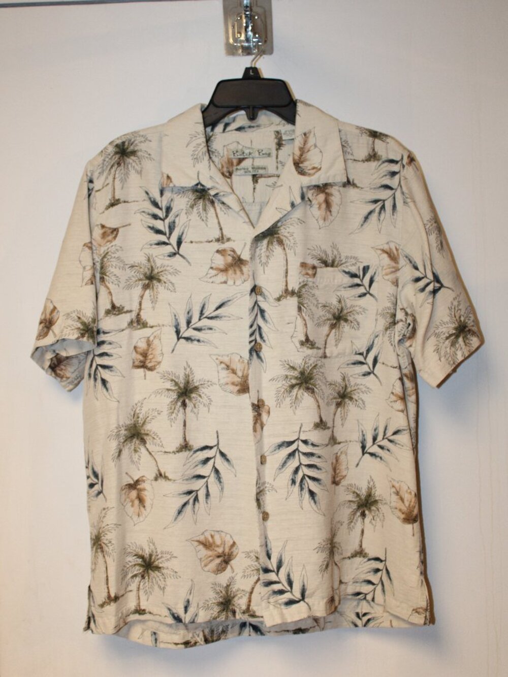 Men's button down casual dress shirt 100% silk size medium Hawaiian style